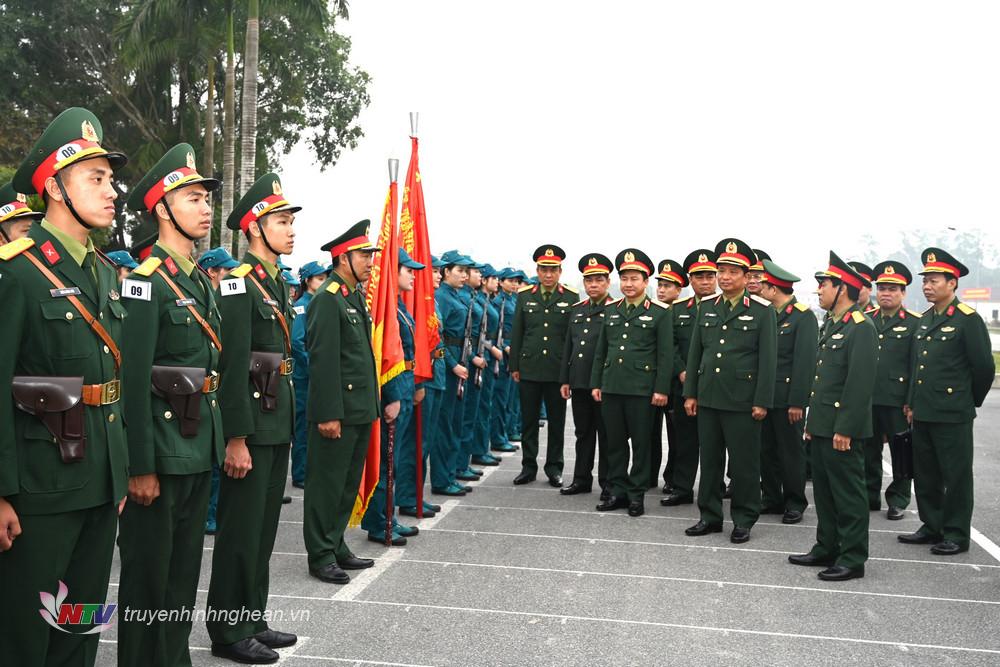 Trung tướng Hà Thọ Bình, Tư lệnh Quân khu và Đoàn công tác kiểm tra, động viên cán bộ, chiến sỹ tham gia luyện tập phục vụ diễu binh trong Lễ kỷ niệm 50 năm Ngày giải phóng miền Nam, thống nhất đất nước.