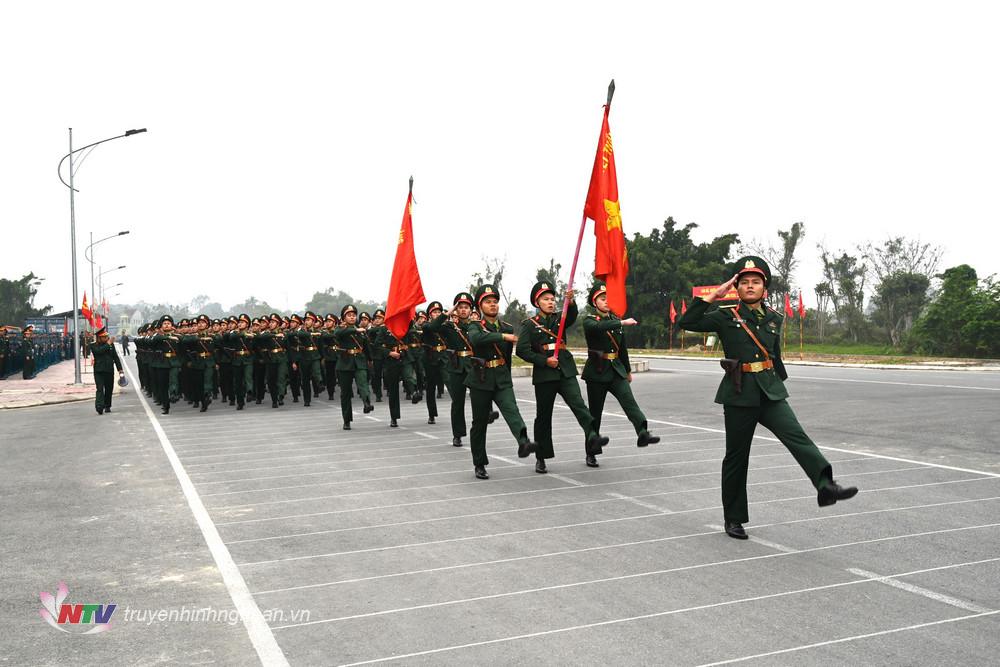 Khối Sỹ quan thực hành diễu binh tại vị trí luyện tập.