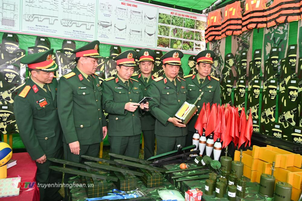 Trung tướng Hà Thọ Bình, Tư lệnh Quân khu và Đoàn công tác kiểm tra mô hình học cụ phục vụ huấn luyện tại Trung đoàn 1, Sư đoàn 324.