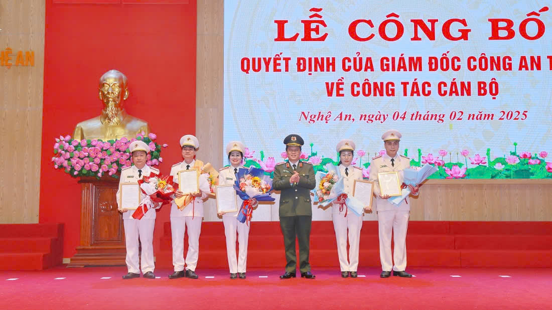 Thiếu tướng Bùi Quang Thanh,Ủy viên Ban Thường vụ Tỉnh ủy, Bí thư Đảng ủy, Giám đốc Công an tỉnh trao quyết định cho các đồng chí được giao phụ trách đơn vị.