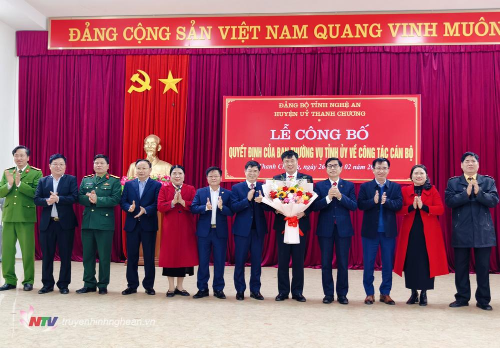 Thường trực Huyện ủy, Ban Thường vụ Huyện ủy, HĐND, UBND huyện và các phòng ngành tặng hoa chúc mừng đồng chí Tân Phó Bí thư Thường trực Huyện ủy Thanh Chương.