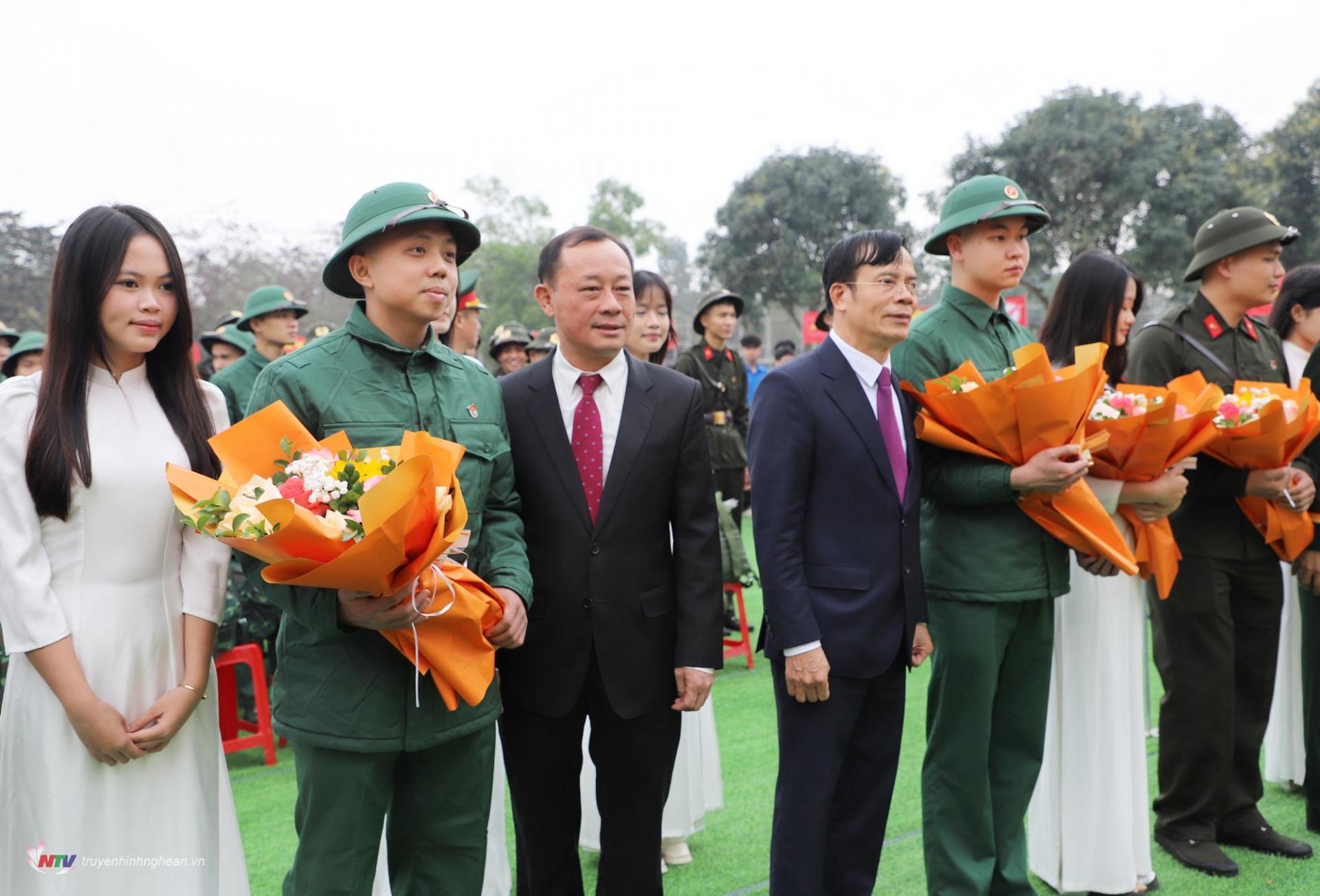 Lãnh đạo thành phố Vinh tặng hoa, động viên các thanh niên lên đường nhập ngũ.