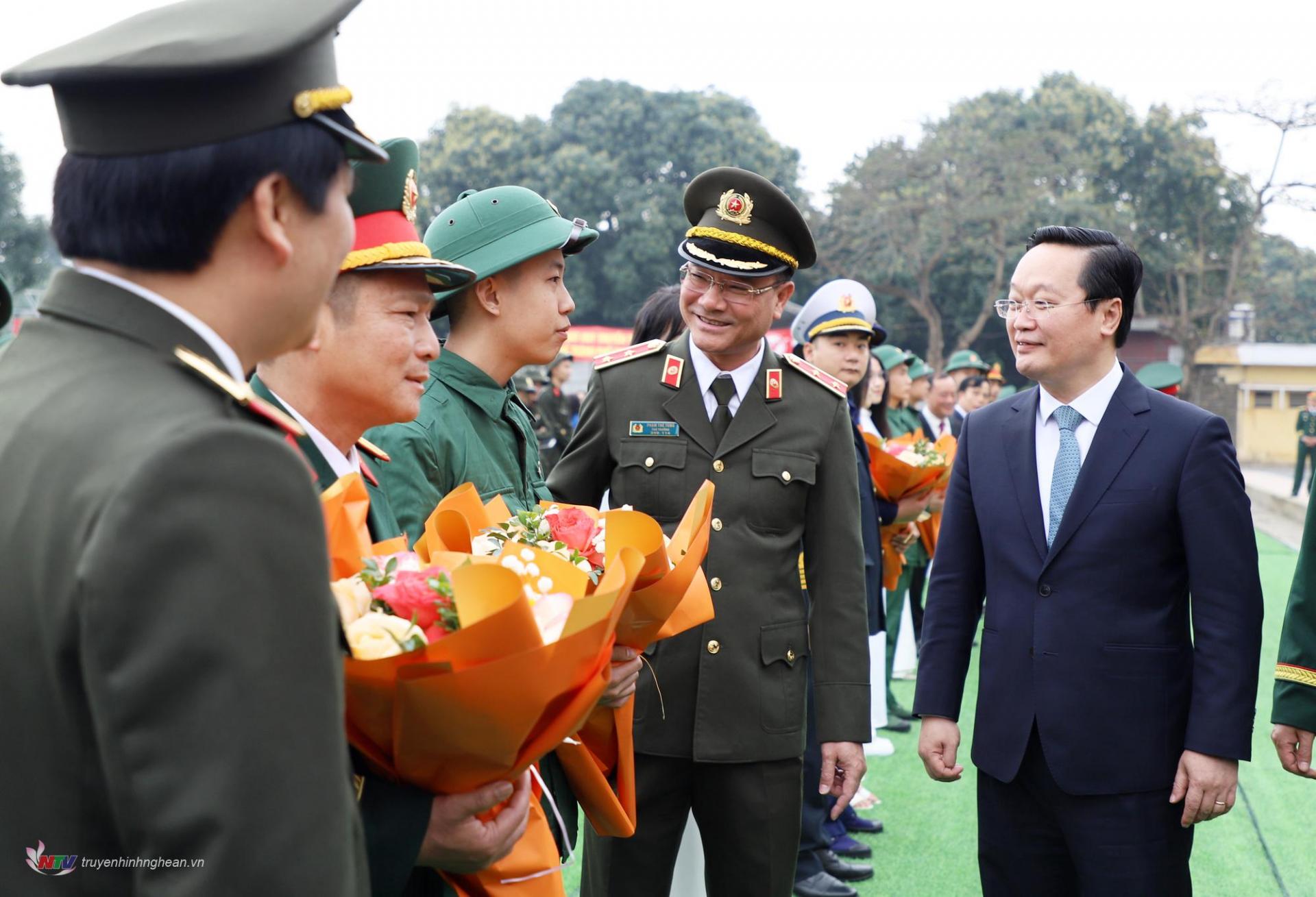  Thứ trưởng Bộ Công an Phạm Thế Tùng, Bí thư Tỉnh uỷ Nguyễn Đức Trung cùng đại diện cấp uỷ, chính quyền thành phố Vinh tặng hoa, động viên các thanh niên lên đường nhập ngũ.