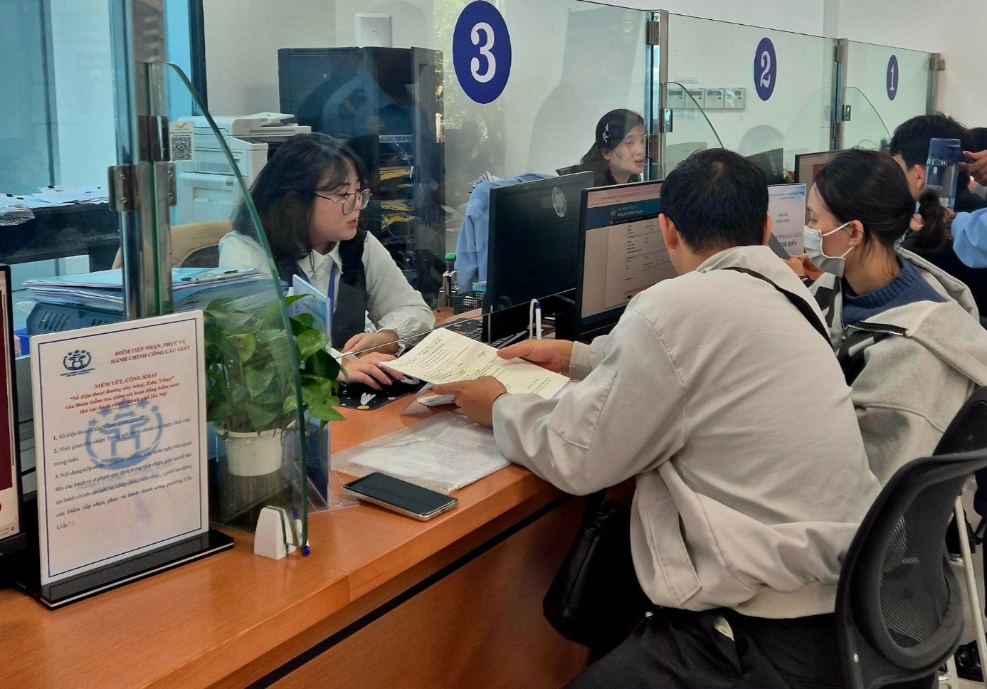 Cán bộ, công chức về xã nhận trợ cấp 10 tháng lương cơ sở. Ảnh minh họa: Vũ Điệp