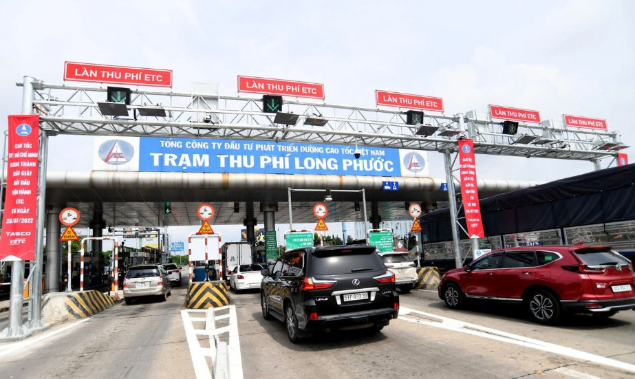 Ô tô không gắn thẻ đầu cuối hoặc không đủ số dư trong tài khoản liên kết thanh toán sẽ không thể qua trạm ETC (Ảnh minh họa: Hoàng Giám).