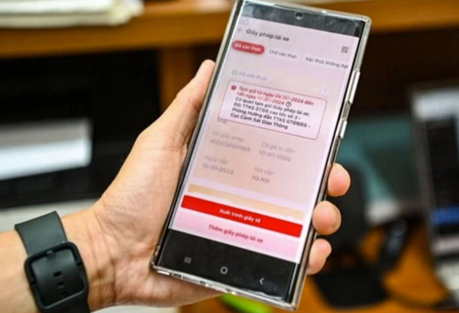 CSGT được phép tước/tạm giữ giấy phép lái xe trên VNeID. Ảnh minh họa: TL