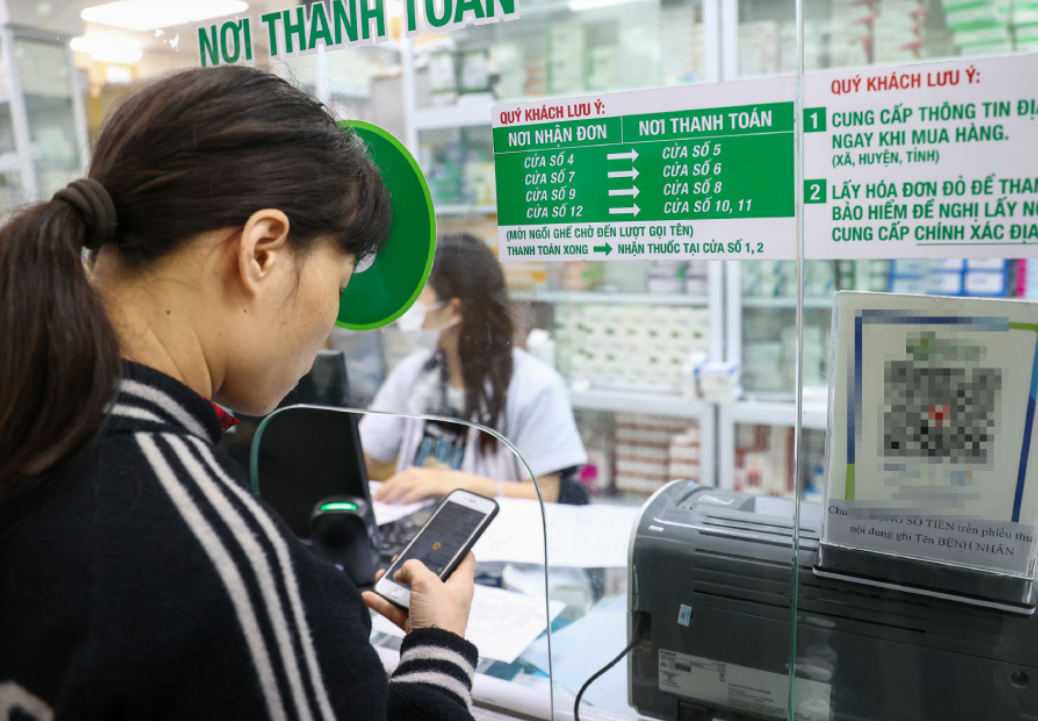 Nộp viện phí tại Bệnh viện Hữu nghị Việt Đức (Hà Nội). Ảnh: Phạm Hải. 