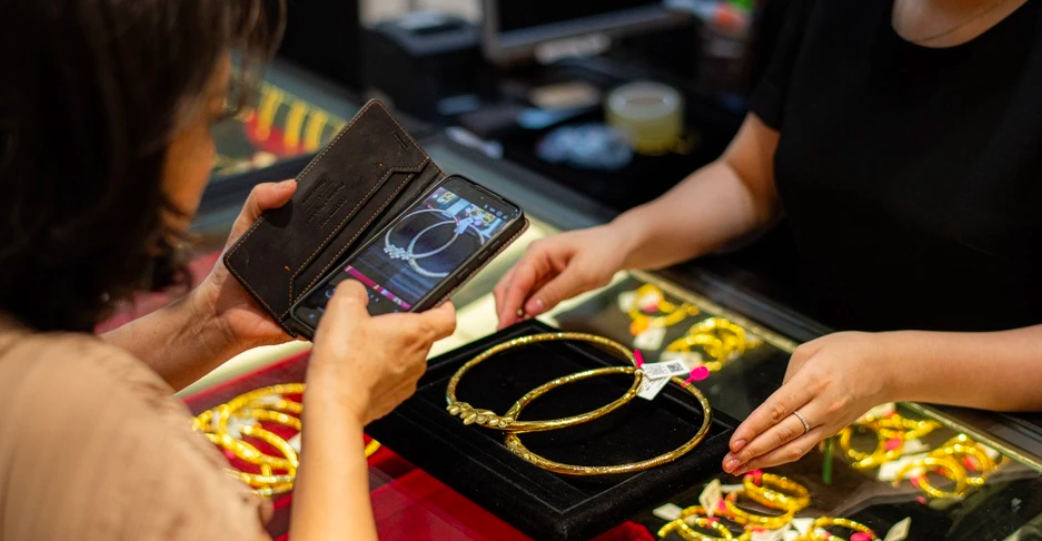 Với giao dịch bán lại hoặc thu đổi vàng có tổng giá trị từ 5 triệu đồng trở lên trong ngày, SJC sẽ thanh toán bằng hình thức chuyển khoản vào tài khoản chính chủ của khách hàng. 