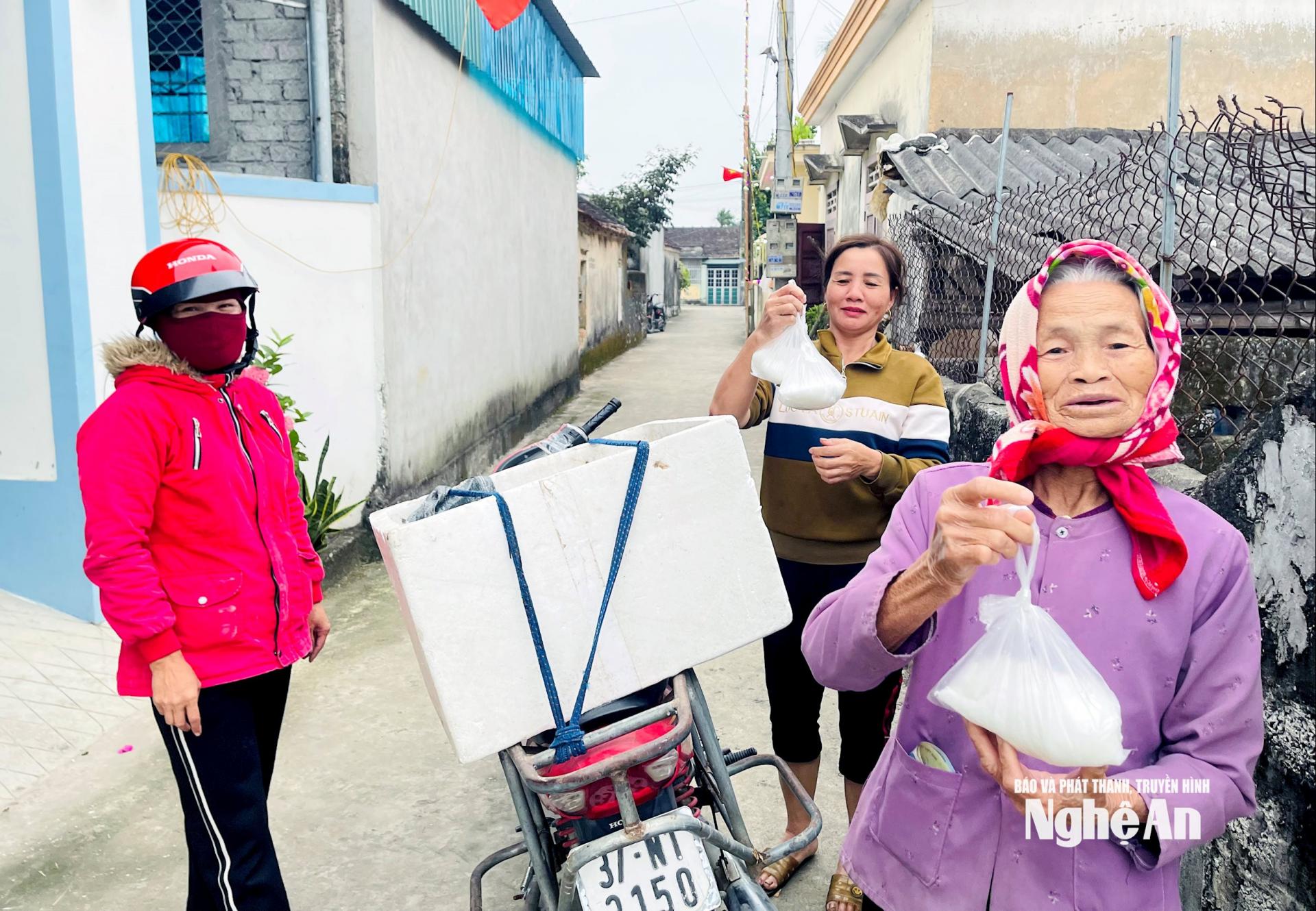Người dân xã Minh Châu, tỉnh Nghệ An phấn khởi mua muối sáng mùng 2 Tết. Ảnh: Q.A