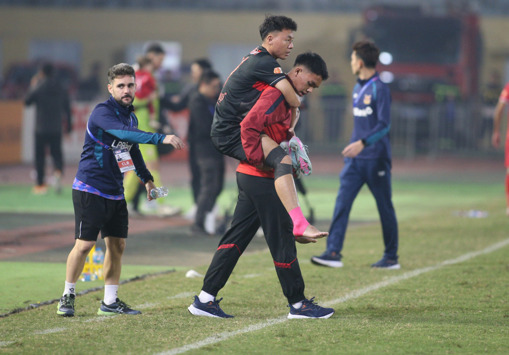 Thái Sơn chấn thương nặng