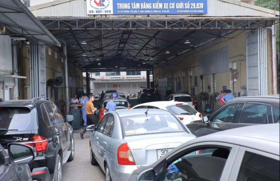 Các phương tiện đi đăng kiểm tại Trung tâm đăng kiểm Cầu Giấy