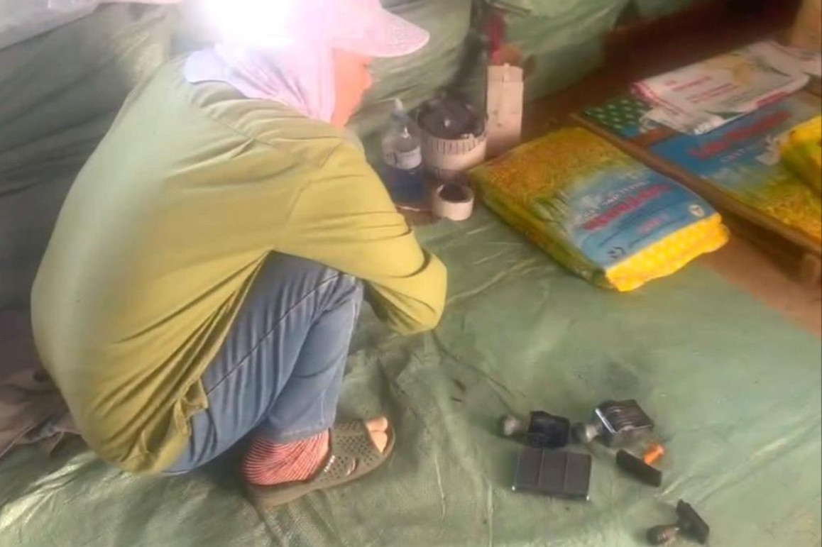 Nhiều con dấu được phát hiện tại kho sản xuất lúa giống giả. Ảnh cắt từ clip