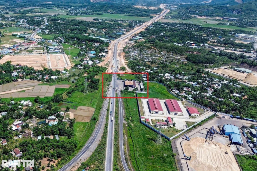 Trạm tiếp nhiên liệu cho cả xe xăng và xe điện trên cao tốc Hòa Liên - Túy Loan (Ảnh: Hoài Sơn).