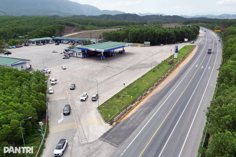 Trạm dừng nghỉ tại km1+300 cao tốc La Sơn - Hòa Liên (Ảnh: Cao Tiến).