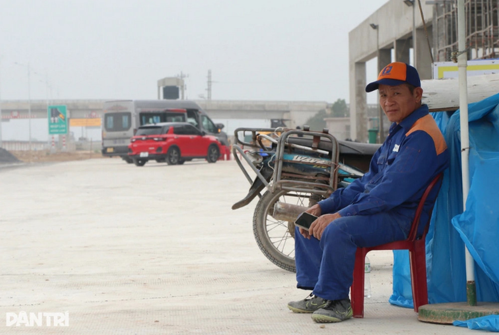 Chủ đầu tư bố trí nhân sự điều tiết xe vào - ra trạm dừng nghỉ (Ảnh: Hoàng Lam).