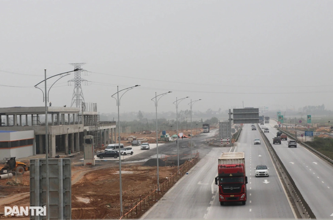 Trạm tiếp nhiên liệu trên cao tốc Nghi Sơn - Diễn Châu (Ảnh: Hoàng Lam).