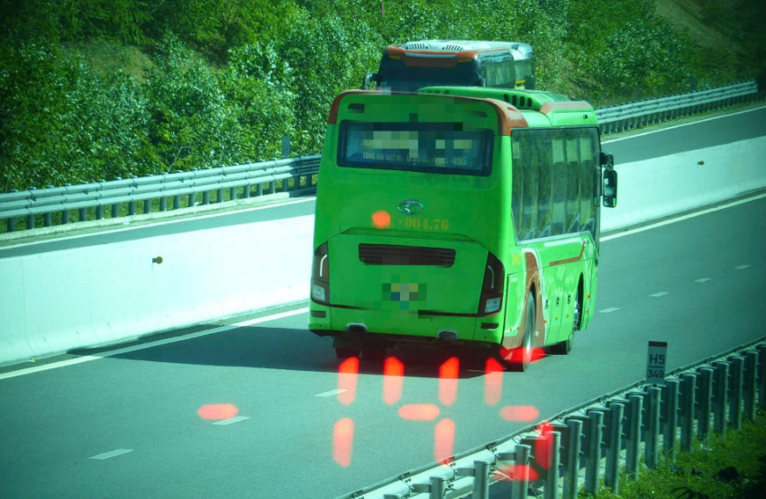 Một ô tô khách chạy với tốc độ 145km/h tại đoạn giới hạn 90km/h trên cao tốc. Ảnh: V.L