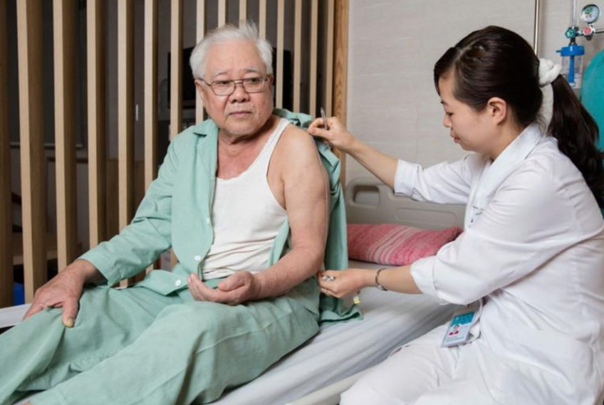 Nhân viên y tế Khoa dinh dưỡng, tiết chế - Bệnh viện Lão khoa Trung ương chăm sóc người bệnh.