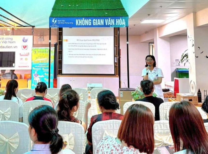 Thạc sĩ, bác sĩ Nguyễn Liên Hạnh tư vấn cho người bệnh.