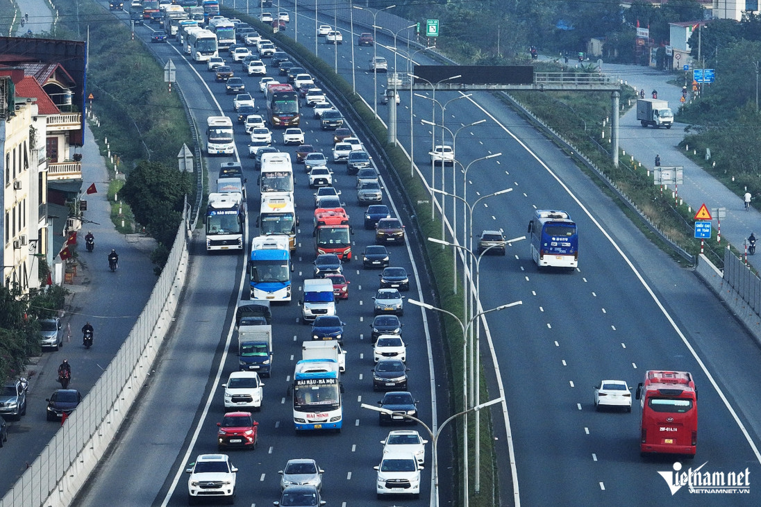 Dòng ô tô xếp hàng dài để vào cao tốc Pháp Vân - Cầu Giẽ. Ảnh: Đình Hiếu