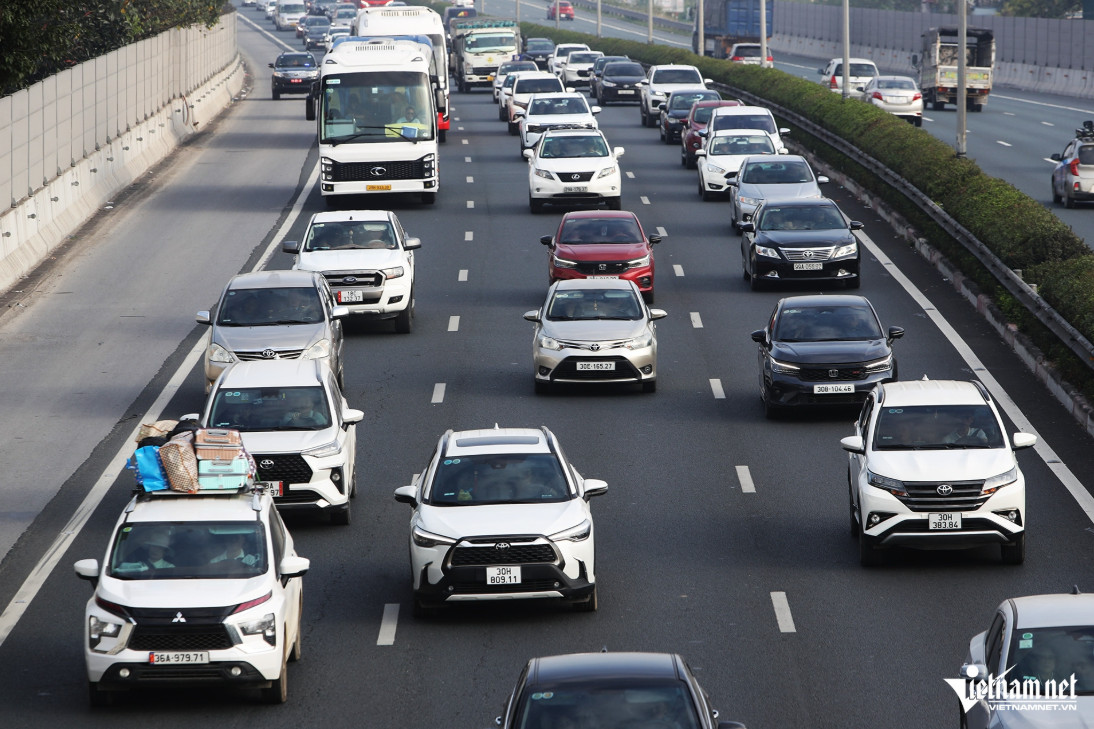 Ba hàng ô tô di chuyển chậm để vào cao tốc Pháp Vân - Cầu Giẽ. Ảnh: Đình Hiếu