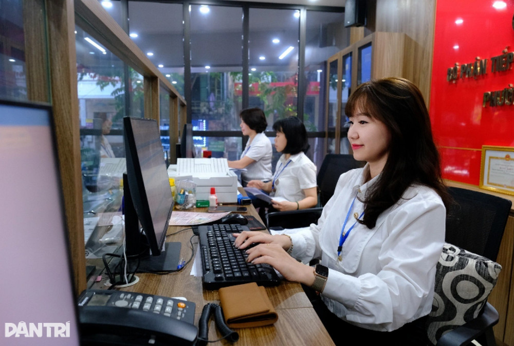 Thủ tướng Phạm Minh Chính chỉ đạo không được yêu cầu người dân cung cấp lại thông tin đã có trong cơ sở dữ liệu quốc gia (Ảnh minh họa: Sơn Nguyễn).