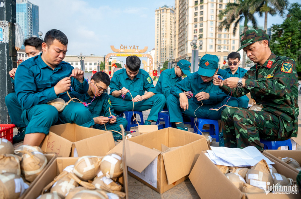 Các lực lượng chuẩn bị trận địa pháo hoa mừng năm mới Bính Ngọ 2026. Ảnh: Đức Anh