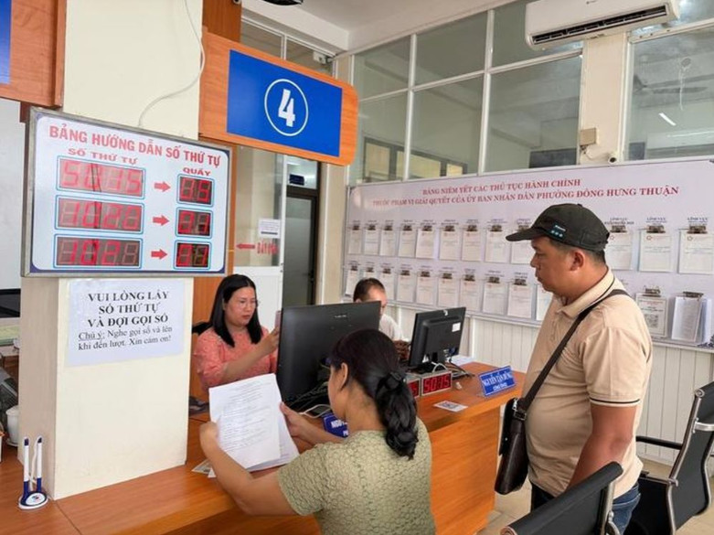 Người dân làm thủ tục tại Trung tâm Phục vụ hành chính công phường Đông Hưng Thuận, TP HCM