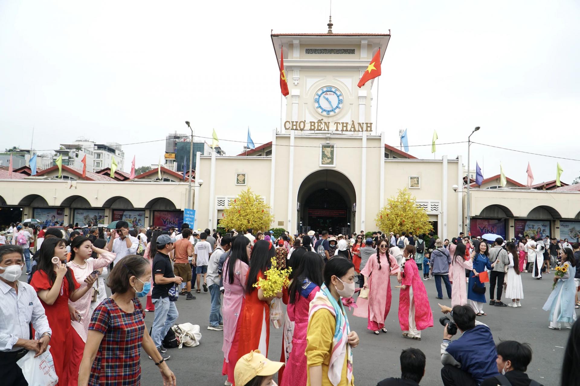 Thủ tướng yêu cầu các bộ, ngành, địa phương tập trung vào một số nhiệm vụ trọng tâm nhằm chuẩn bị chu đáo, bảo đảm các điều kiện cần thiết phục vụ Nhân dân đón mừng năm mới 2026 và vui xuân, đón Tết Nguyên đán Bính Ngọ. Ảnh: NHẬT DIỄM