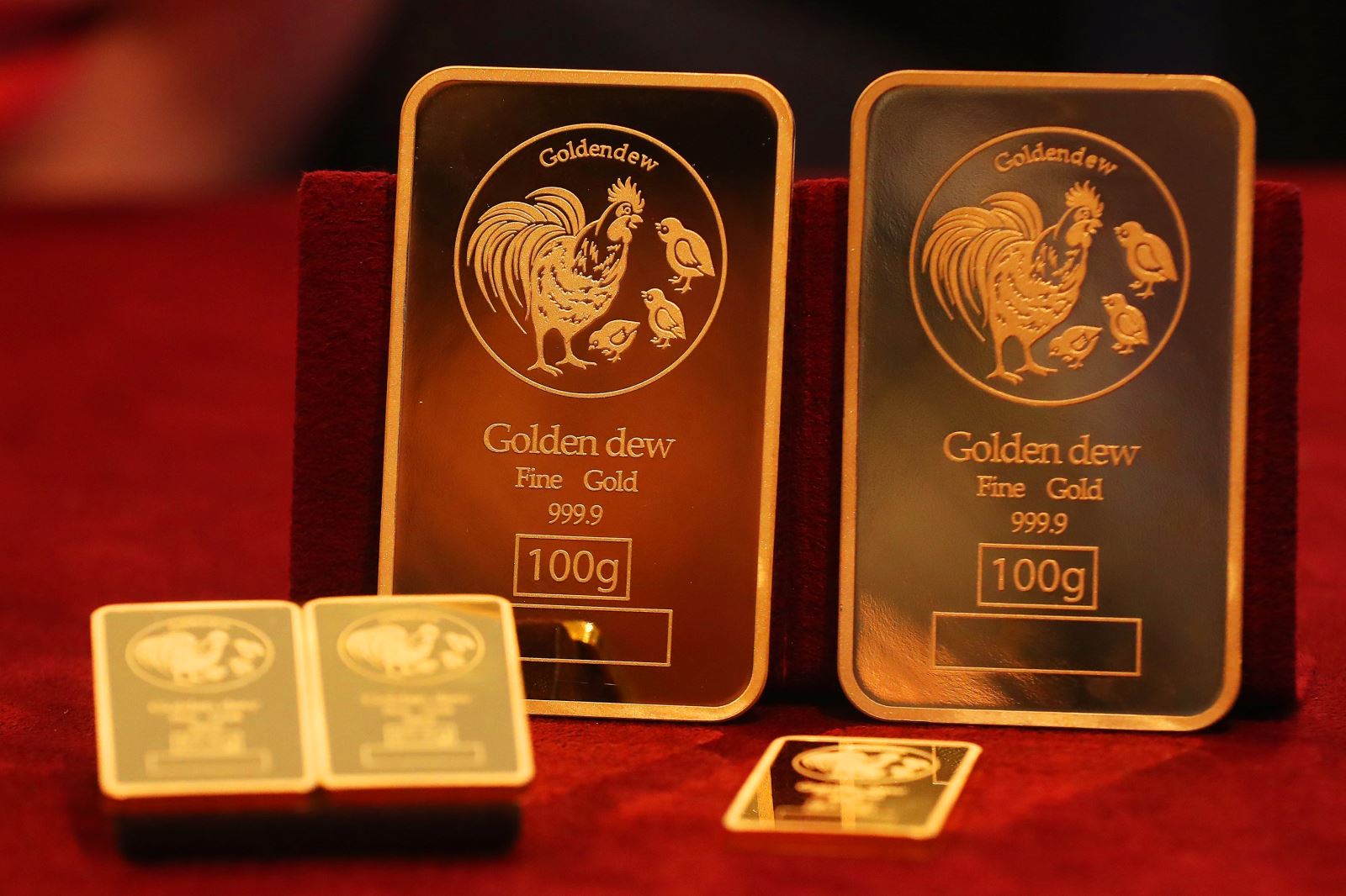 Ngày 30/1/2026, giá vàng thế giới giảm 12% xuống còn khoảng 4.800 USD/ounce, tức là mất khoảng 800 USD/ounce so với mức đỉnh gần 5.600 USD/ounce đạt được trong ngày 29/1, đánh dấu mức giảm trong một ngày lớn nhất trong hơn một thập kỷ, dù vẫn tăng khoảng 65% so với cùng kỳ năm trước. (Trong ảnh: Vàng miếng trưng bày tại một cửa hàng ở Seoul, Hàn Quốc. Ảnh: Yonhap/TTXVN)