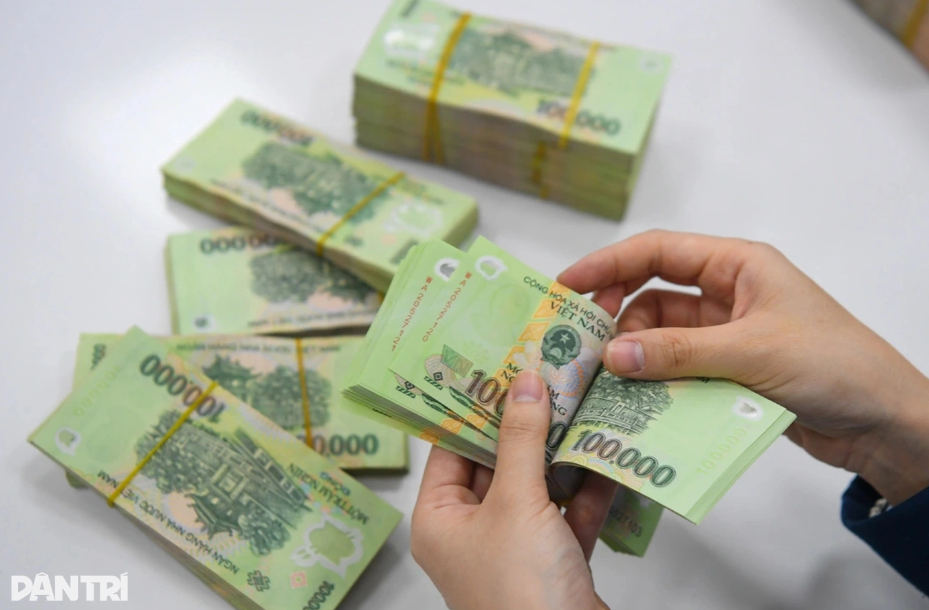 Kiểm tra giao dịch tiền tại ngân hàng (Ảnh: Mạnh Quân).