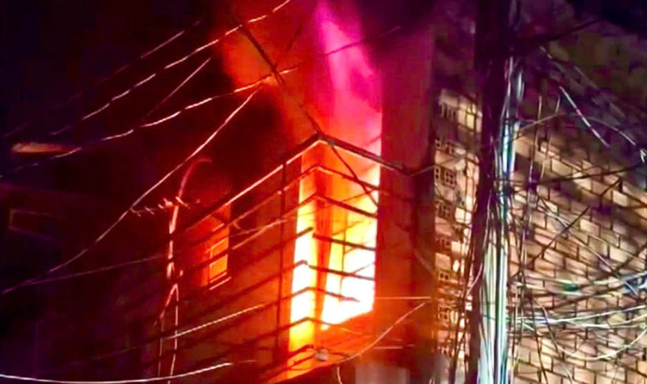 Ngọn lửa bùng phát dữ dội trong nhà trên hẻm đường Bình Nhâm 79, phường Lái Thiêu. Ảnh cắt từ clip.