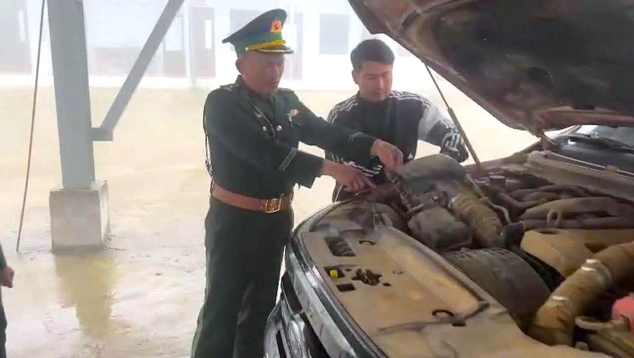 Lực lượng phát hiện 7 cây vàng được đối tượng Thủy cất giấu trong khoang động cơ xe để vận chuyển qua biên giới.