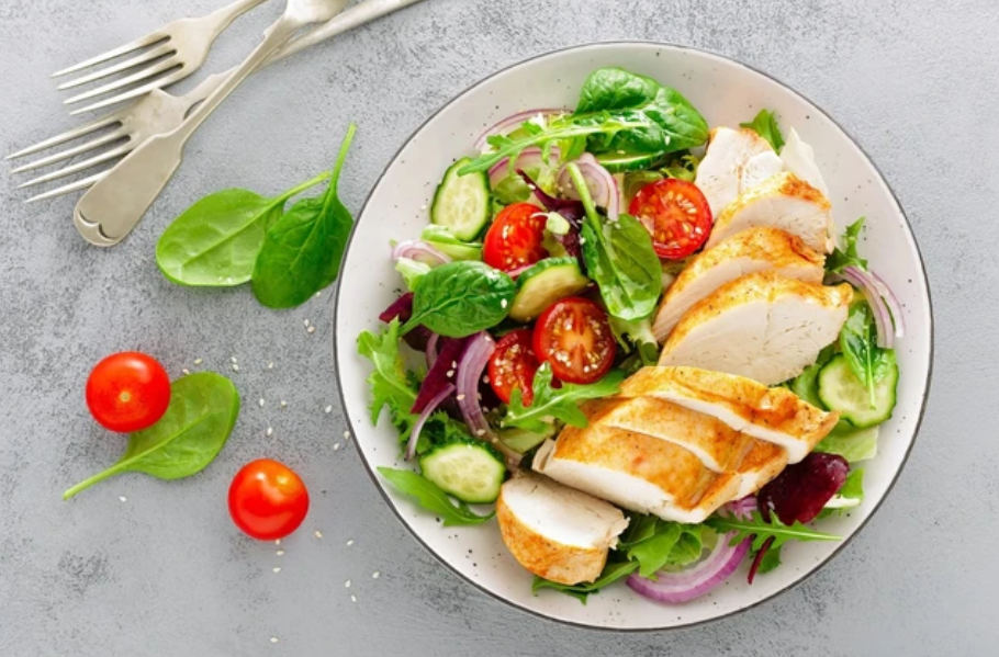 Ức gà bỏ da là thực phẩm hàng đầu hỗ trợ giảm cân và đốt mỡ.