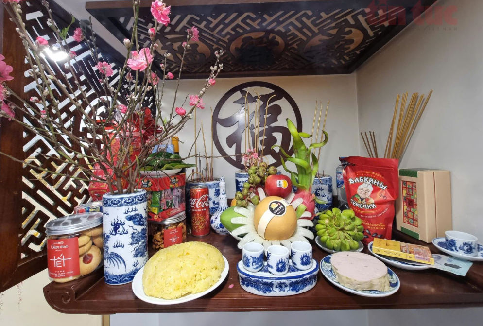 Bày biện bàn thờ gia tiên dịp Tết.