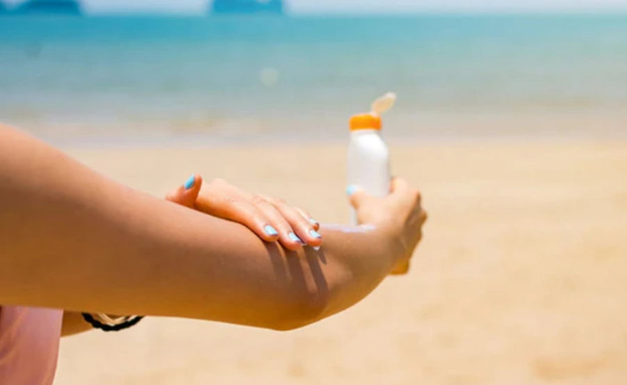 Sử dụng kem chống nắng và che chắn giúp bảo vệ làn da khi tham gia hoạt động ngoài trời dịp Tết.