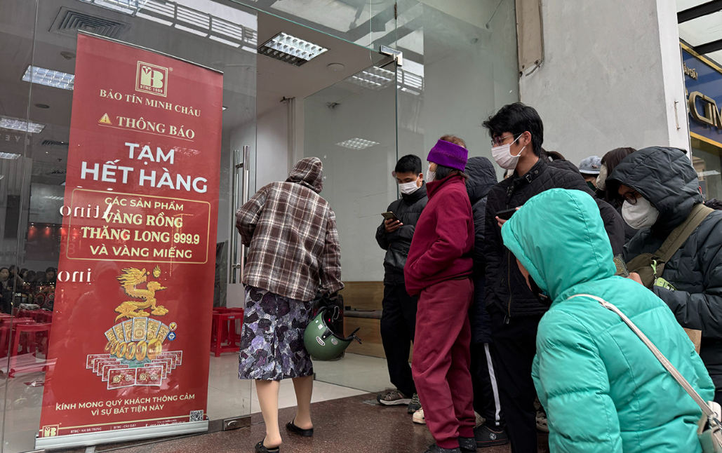 Cửa hàng thông báo tạm hết vàng. Ảnh: D.A