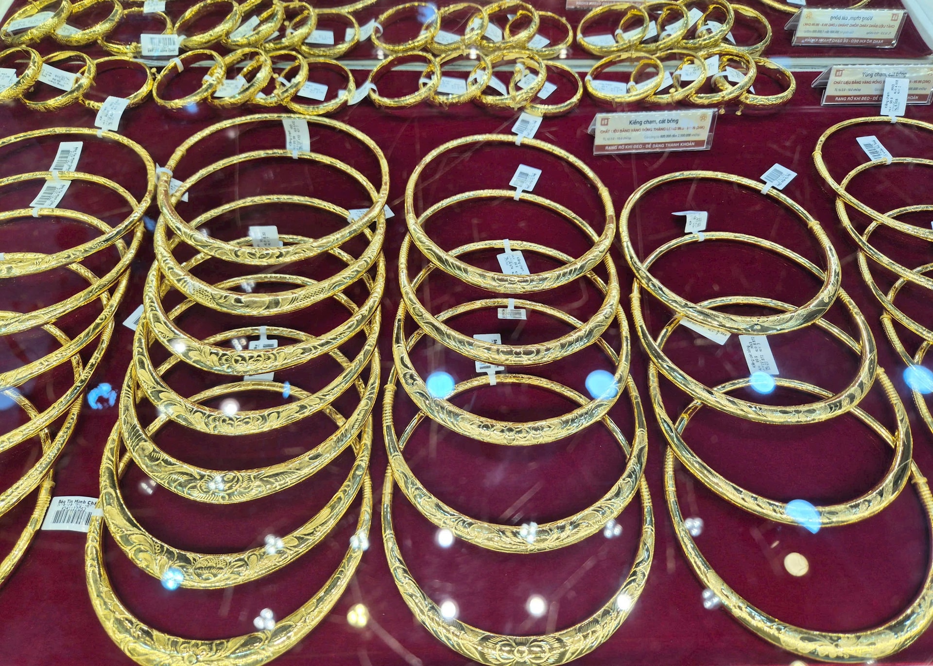 Giá vàng giảm mạnh. Ảnh: H.T