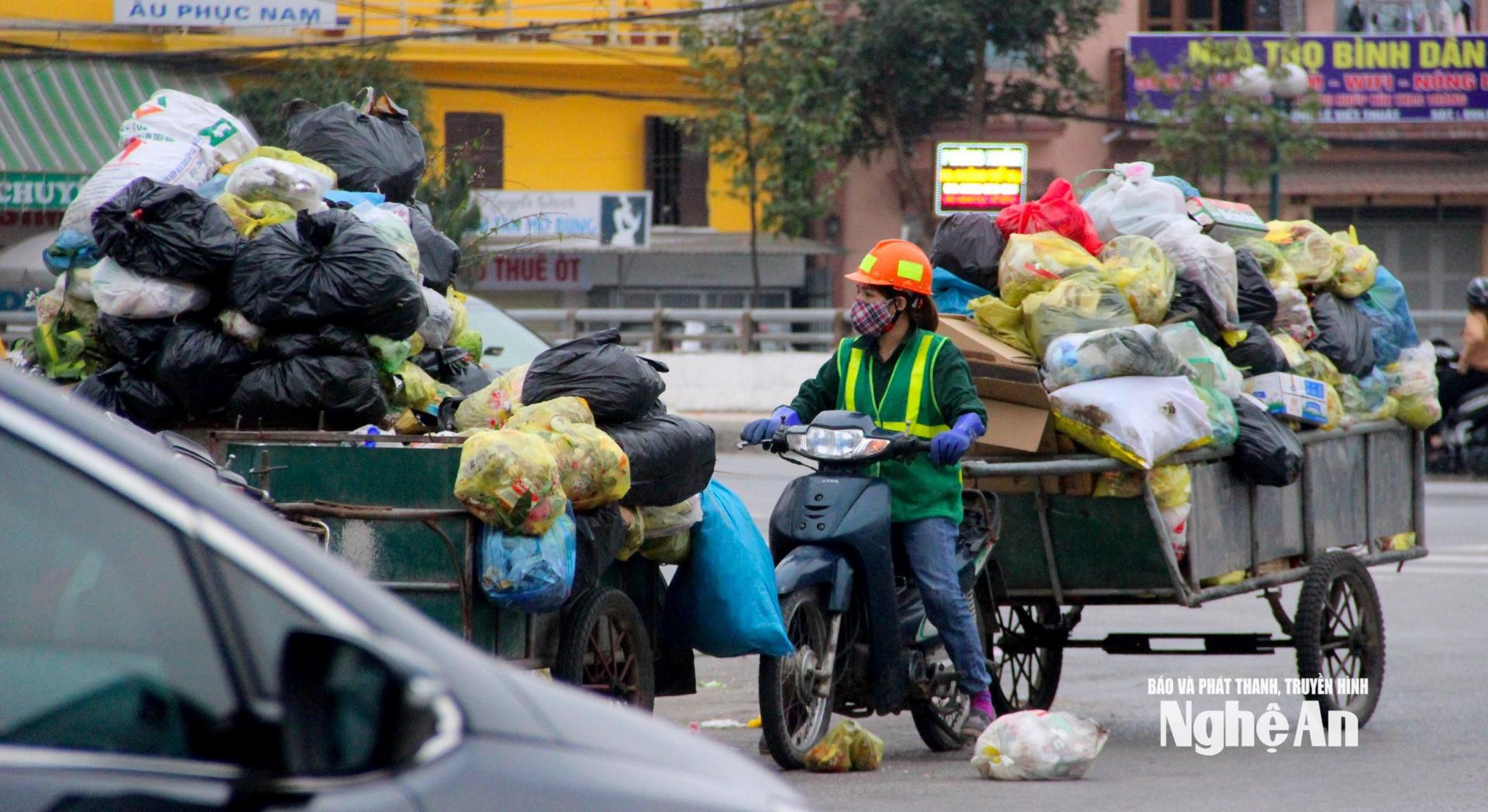 Lượng rác thải sinh hoạt dịp cận Tết tăng gấp 3 lần ngày thường. Ảnh: Q.A
