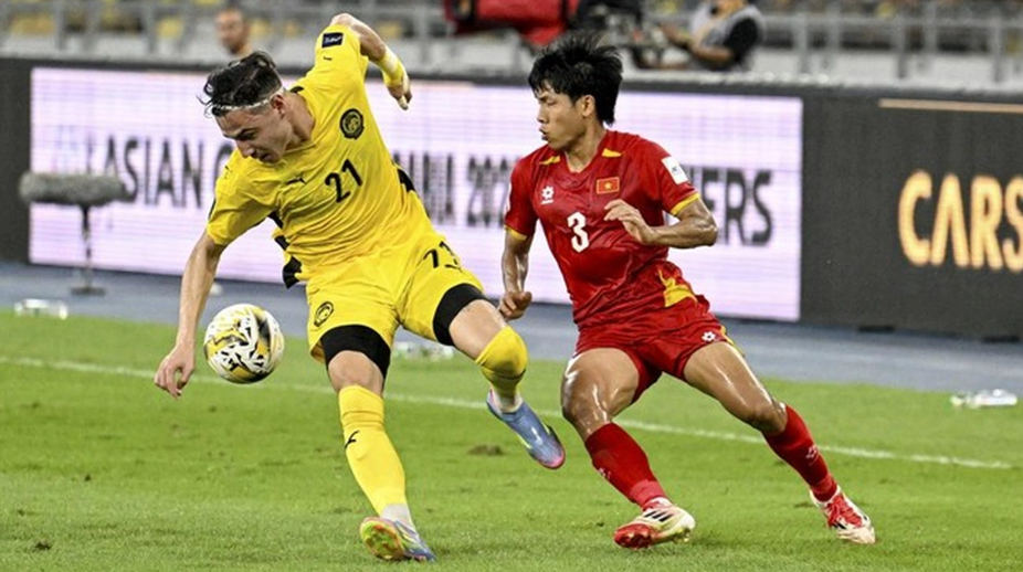 Đội tuyển Malaysia (áo vàng) gần như không có thông tin chuẩn bị cho trận đấu với đội tuyển Việt Nam ngày 31/3 tới đây (Ảnh: AFP).