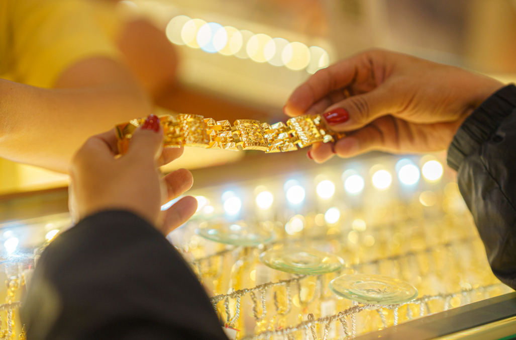 Giá vàng SJC trở lại ngưỡng 180 triệu đồng/lượng. Ảnh: MH