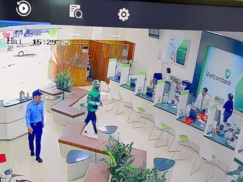 Hai đối tượng dùng súng uy hiếp nhân viên giao dịch, lấy đi khoảng 1,8 tỷ đồng. Ảnh cắt từ clip