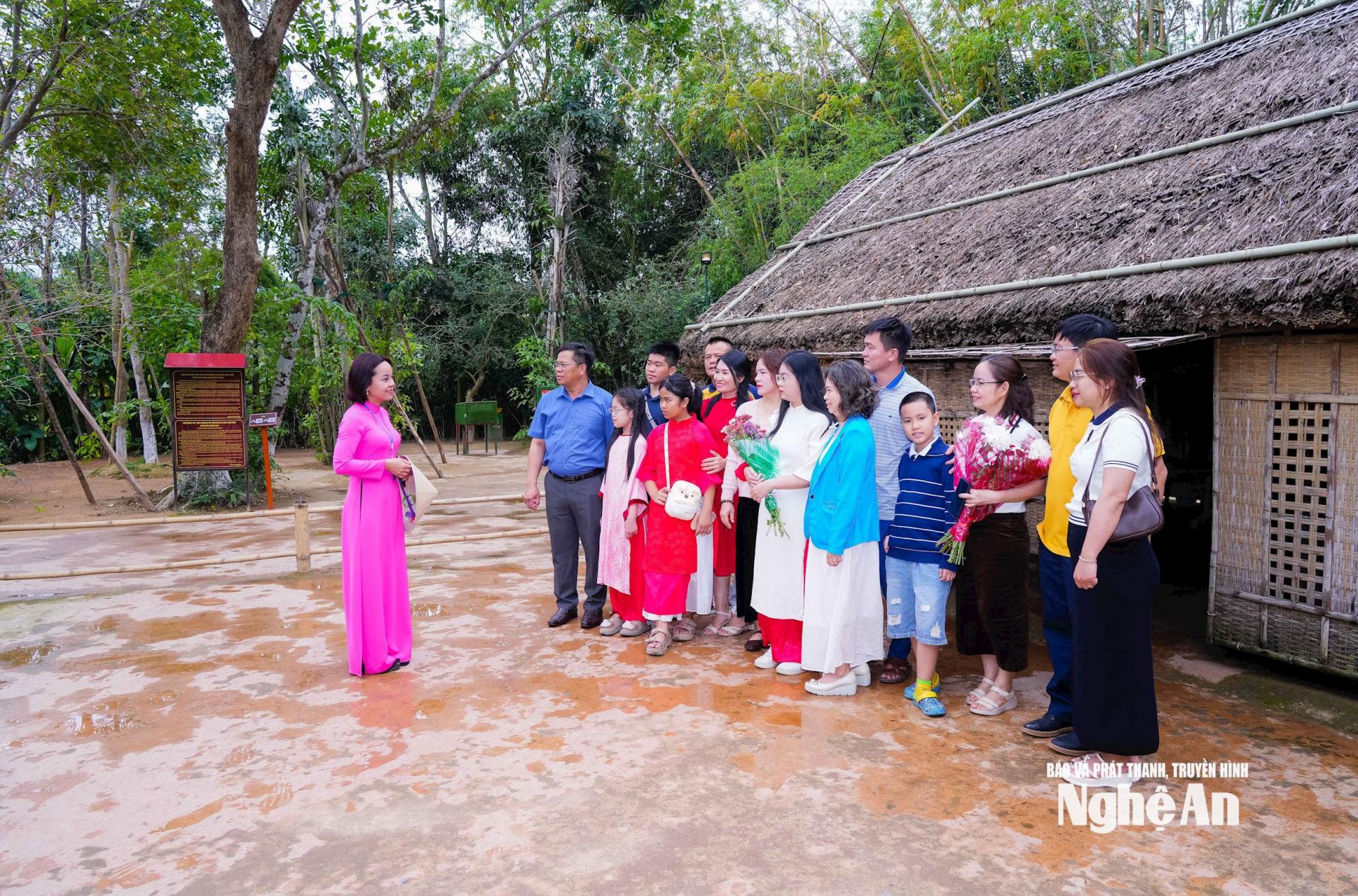 Du khách nghe thuyết minh tại Khu Di tích Quốc gia đặc biệt Kim Liên. Ảnh: Thanh Lê