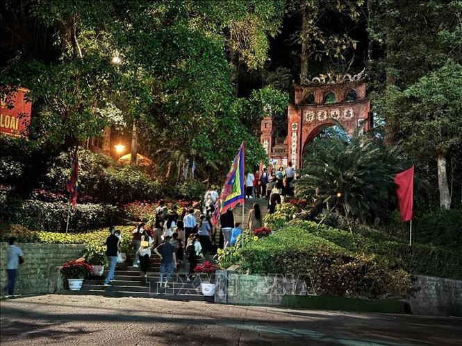 Du khách tham gia “Du xuân Đất Tổ - Hành trình về cội nguồn dân tộc”. Ảnh: Đào An/TTXVN