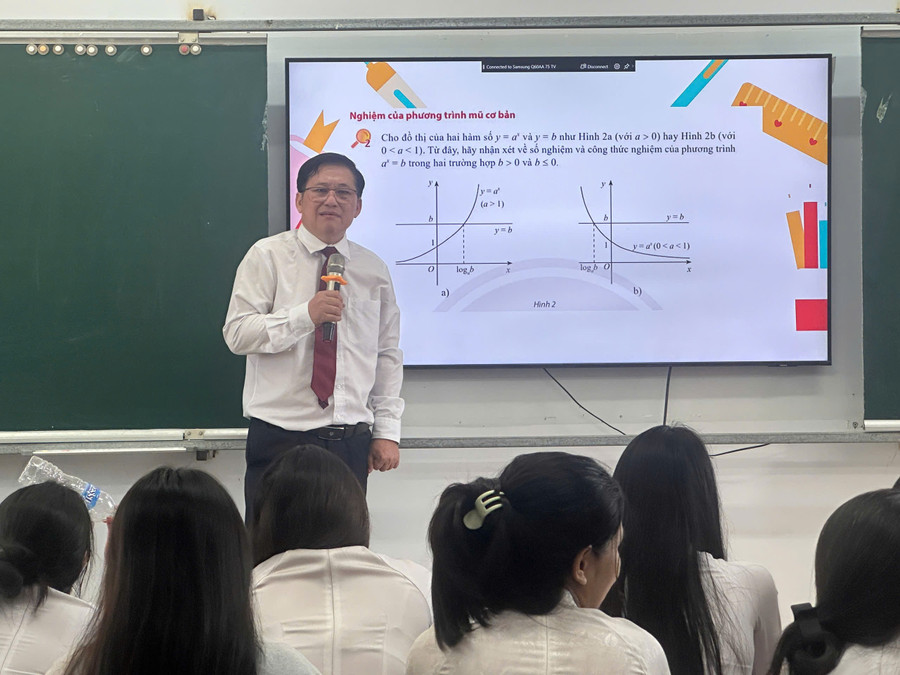 Thầy Vũ Ngọc Hòa - giáo viên Trường THPT Ngô Quyền (Đồng Nai) trong giờ dạy Toán.