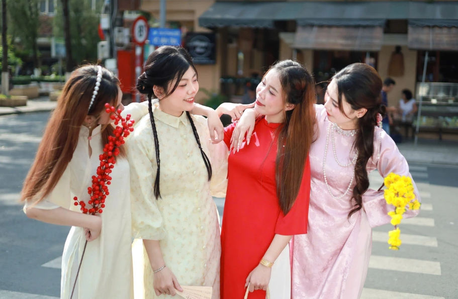 Người Việt tin rằng xuất hành đầu năm theo hướng tốt sẽ mang lại may mắn cả năm (Ảnh minh họa: Việt Hằng).