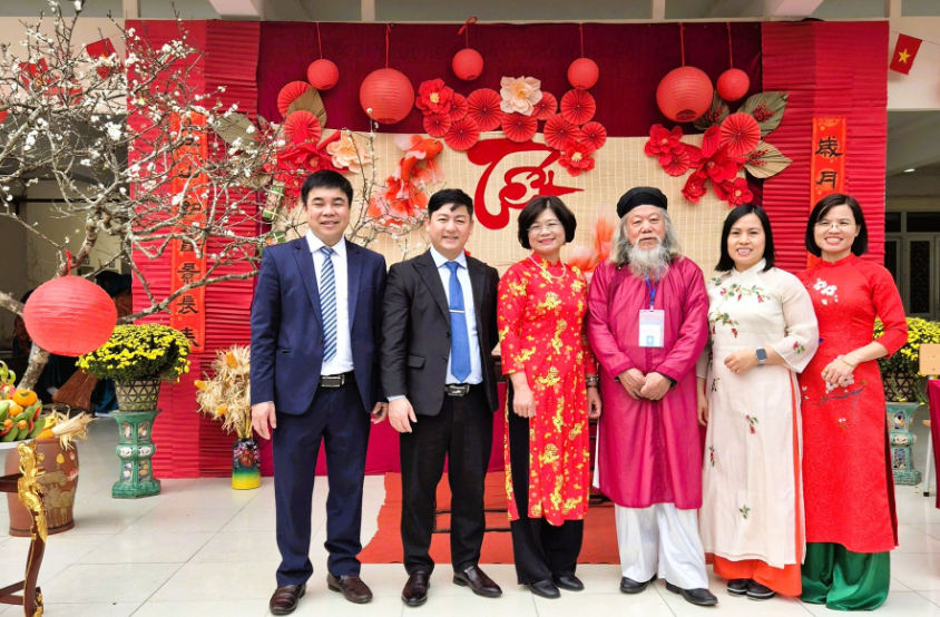 TS Bùi Văn Tuấn (thứ hai từ trái sang) trong không gian Tết 2026. Ảnh: NVCC