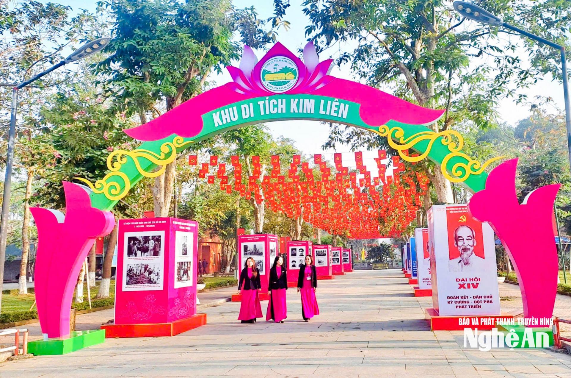 Khu Di tích Kim Liên rực rỡ cờ hoa. Ảnh: Minh Quân