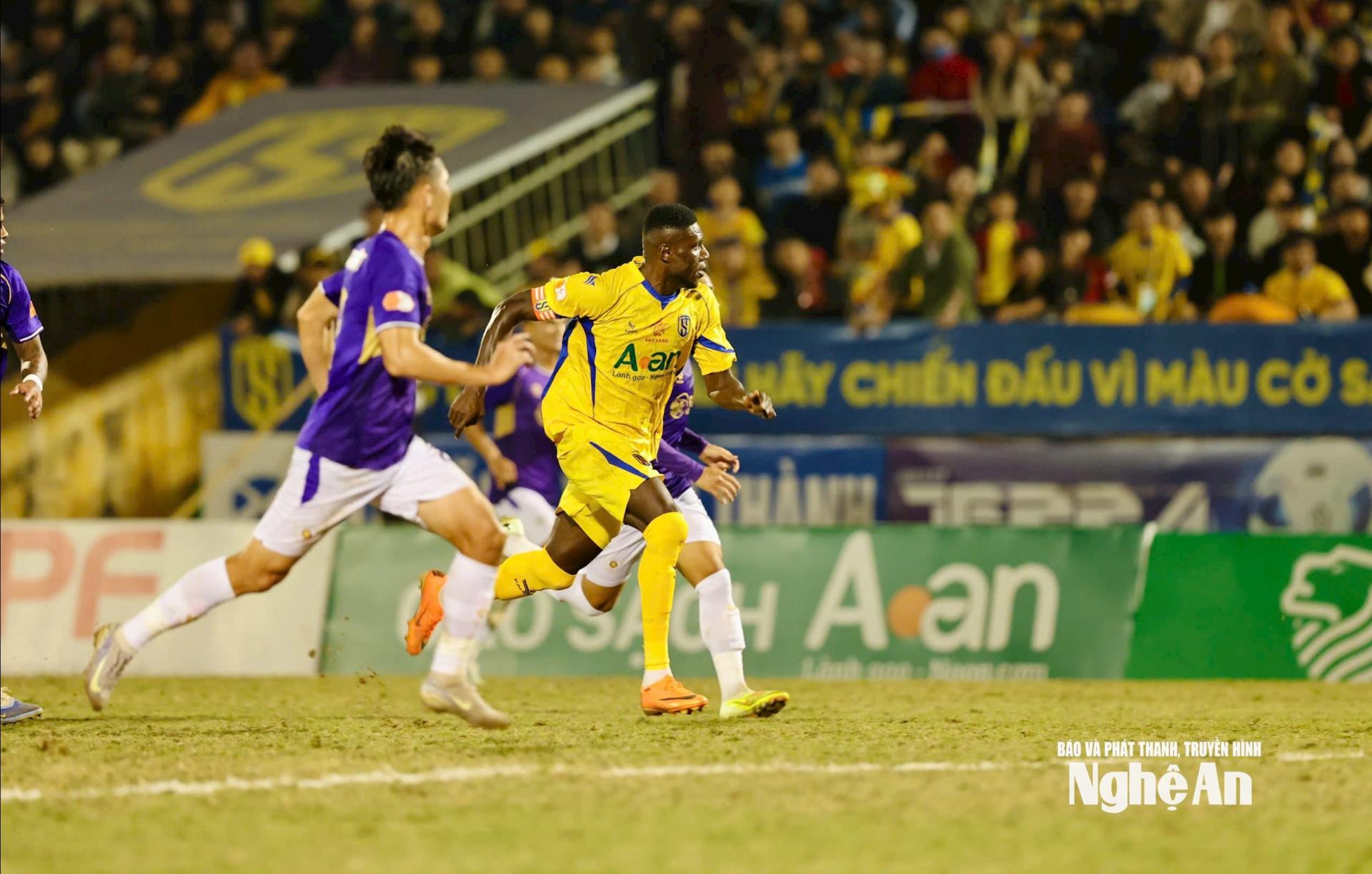 Olaha dù thi đấu nỗ lực nhưng không thể giúp SLNA có được thế trận tốt so với đối thủ.