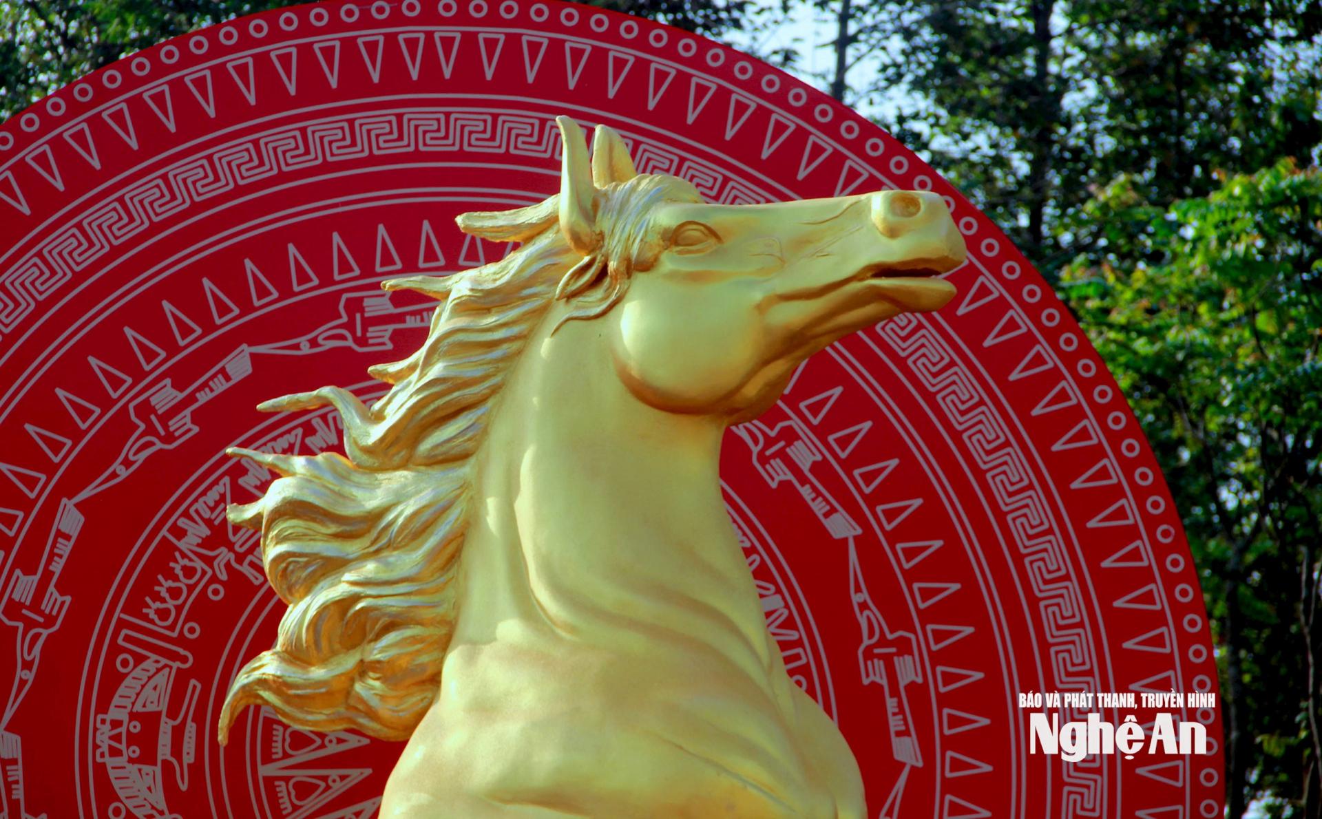 Ngựa được chế tác công phu, phủ lớp sơn vàng ánh kim nổi bật. Ảnh: Q.A